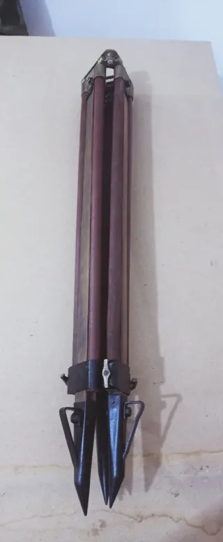 Antiguo trípode de madera