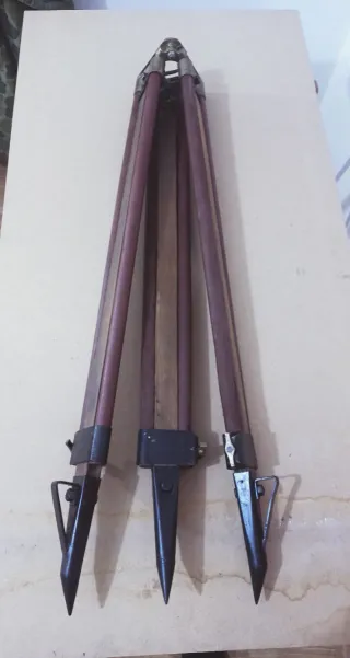 Antiguo trípode de madera