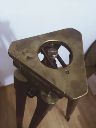 Antiguo trípode de madera