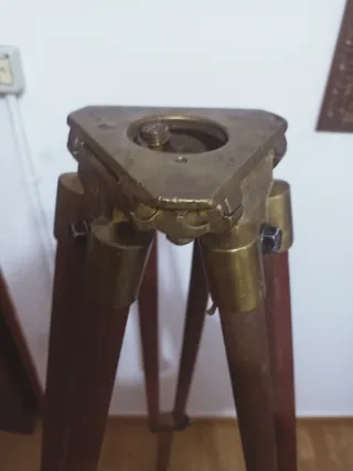Antiguo trípode de madera