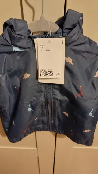 Chaqueta bebé H&M dinosaurios 6-9 meses.nueva