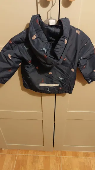 Chaqueta bebé H&M dinosaurios 6-9 meses.nueva