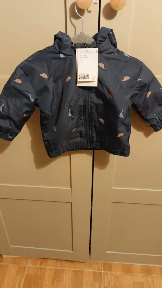 Chaqueta bebé H&M dinosaurios 6-9 meses.nueva