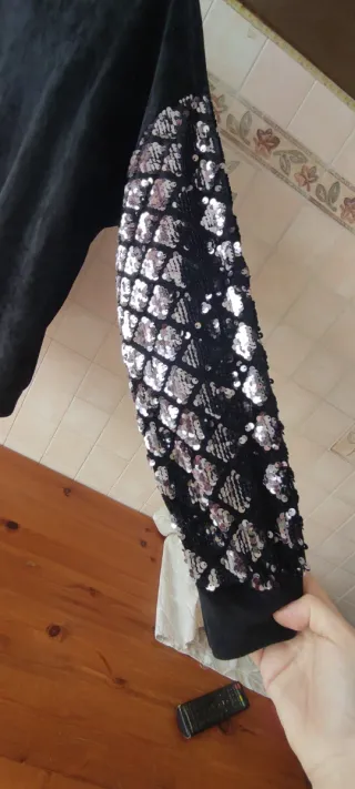 Maglia donna nera con maniche paillettes