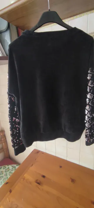 Maglia donna nera con maniche paillettes