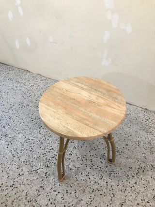 Mesa auxiliar redonda de ratán y piedra