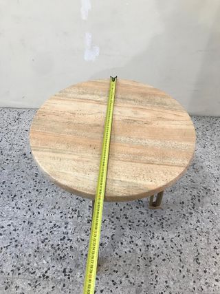 Mesa auxiliar redonda de ratán y piedra