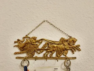 Appendiabiti da parete con design di carro romano, ideale per l'ingresso.