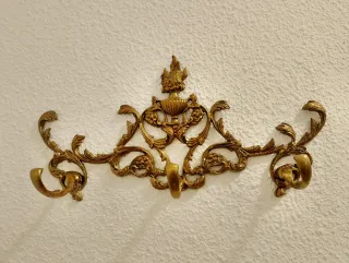 Appendiabiti da parete con design di carro romano, ideale per l'ingresso.