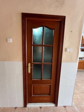 Puerta de madera con cristal
