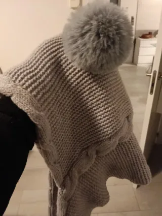 Gorro y bufanda de punto con pompones
