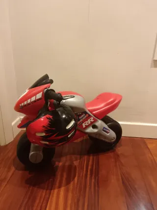 Moto de juguete roja con casco