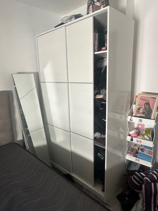 Guardaroba bianco con porte scorrevoli