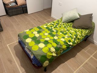 Somier con patas 190x90 con Colchón y Sábanas