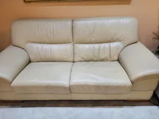 Sofá de piel beige