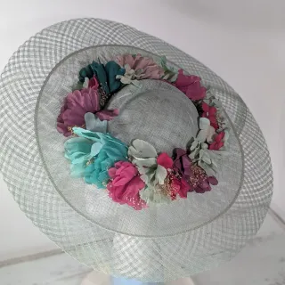 Tocado fiesta invitada boda verde y morado