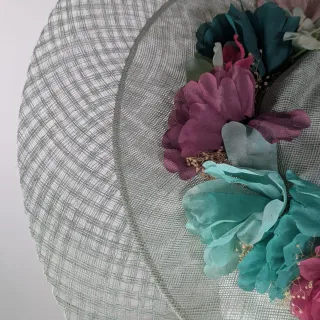 Tocado fiesta invitada boda verde y morado