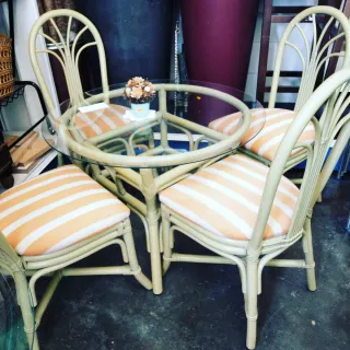 Mesa y sillas bambú