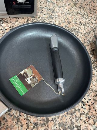 2 sartenes, la grande usada una vez.