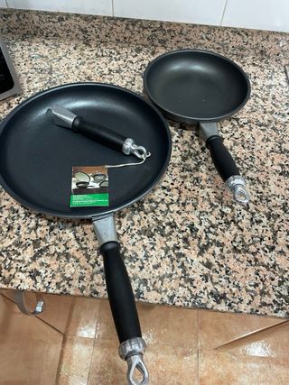 2 sartenes, la grande usada una vez.
