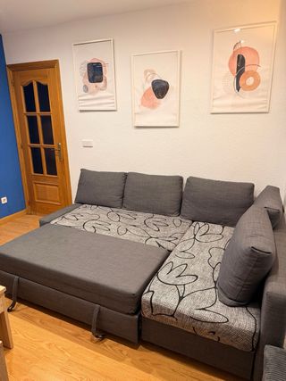 Sofá cama gris con cojines