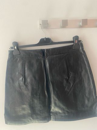 Falda de cuero negra