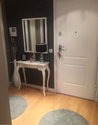 Recibidor blanco estilo clásico con vetas