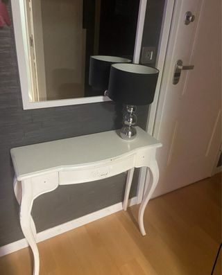 Recibidor blanco estilo clásico con vetas