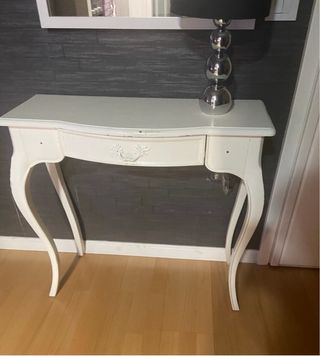 Recibidor blanco estilo clásico con vetas