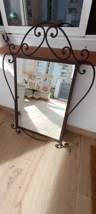 Espejo de forja con detalles curvos