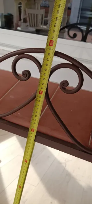 Espejo de forja con detalles curvos