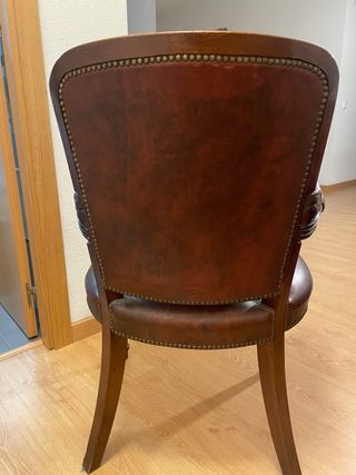 Due poltrone classiche in pelle capitoné