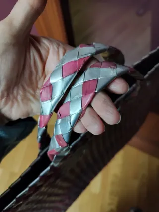 Bolso de mano tejido rosa y plateado