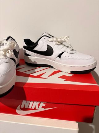 Nike Court Vision Low Blancas y Negras nuevas