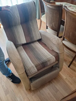 Sillón reclinable tela beige y marrón.
