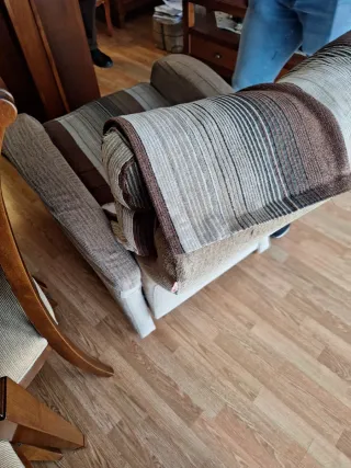 Sillón reclinable tela beige y marrón.