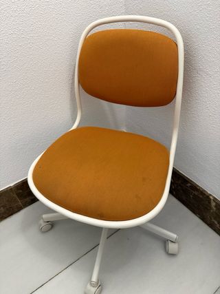 Silla de escritorio naranja y blanca