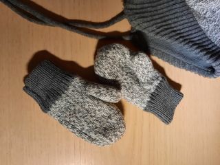 Set cappellino e muffole neonato grigio