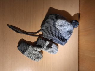 Set cappellino e muffole neonato grigio