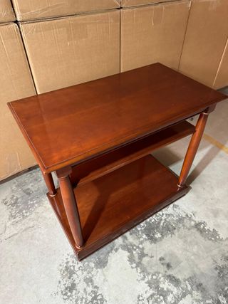 Mesa tv con ruedas ocultas.