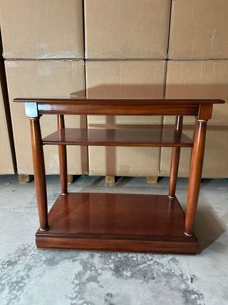 Mesa tv con ruedas ocultas.