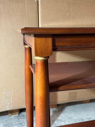 Mesa tv con ruedas ocultas.