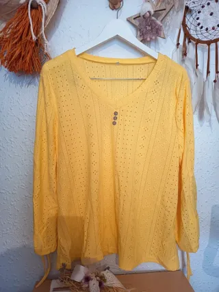 Camiseta amarilla con botones