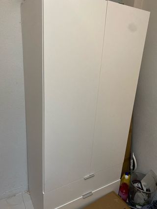 Armario blanco y gris