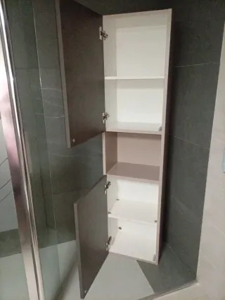 Armario de baño gris y beig