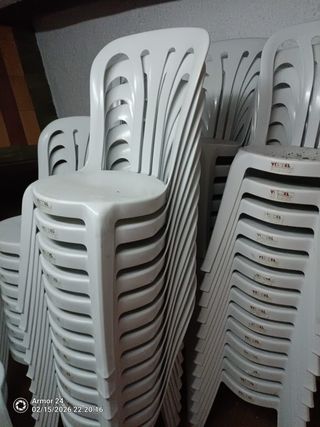 Sillas apilables blancas para eventos