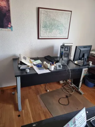 Escritorio de oficina negro y marrón. Hay 2 iguale