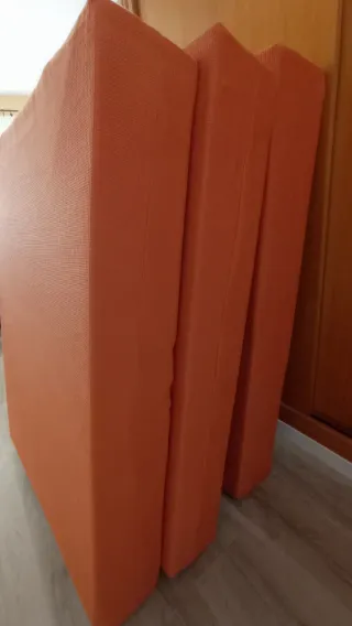 Colchones de espuma forrados con tela. Son 3.
