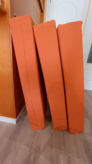 Colchones de espuma forrados con tela. Son 3.