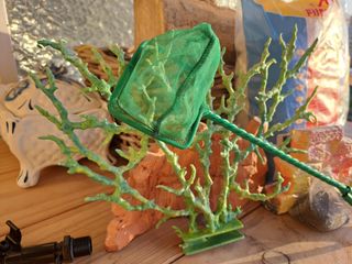 Accesorios para acuario: red y decoración